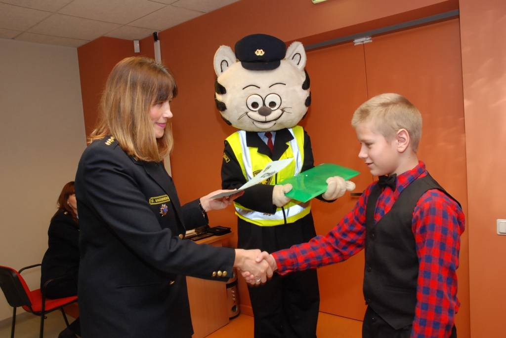 25 bērni piektdien tika sumināti kā radošā konkursa “Drošība manā valstī” uzvarētāji, un pirmo reizi Valsts policija sveica arī trīs skolas kā aktīvākās dalībnieces.
Valsts policijas Kurzemes reģiona pārvaldes vecākā inspektore Sintija...
Autors: Ilze Vainovska