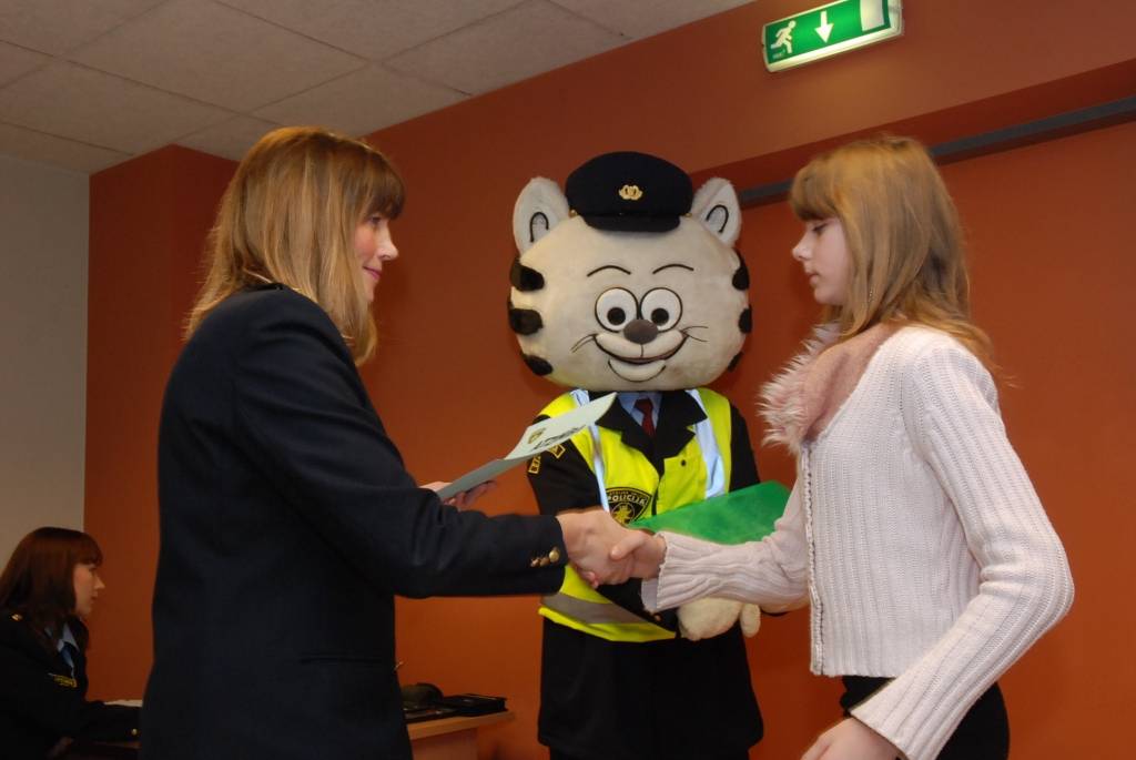 25 bērni piektdien tika sumināti kā radošā konkursa “Drošība manā valstī” uzvarētāji, un pirmo reizi Valsts policija sveica arī trīs skolas kā aktīvākās dalībnieces.
Valsts policijas Kurzemes reģiona pārvaldes vecākā inspektore Sintija...
Autors: Ilze Vainovska