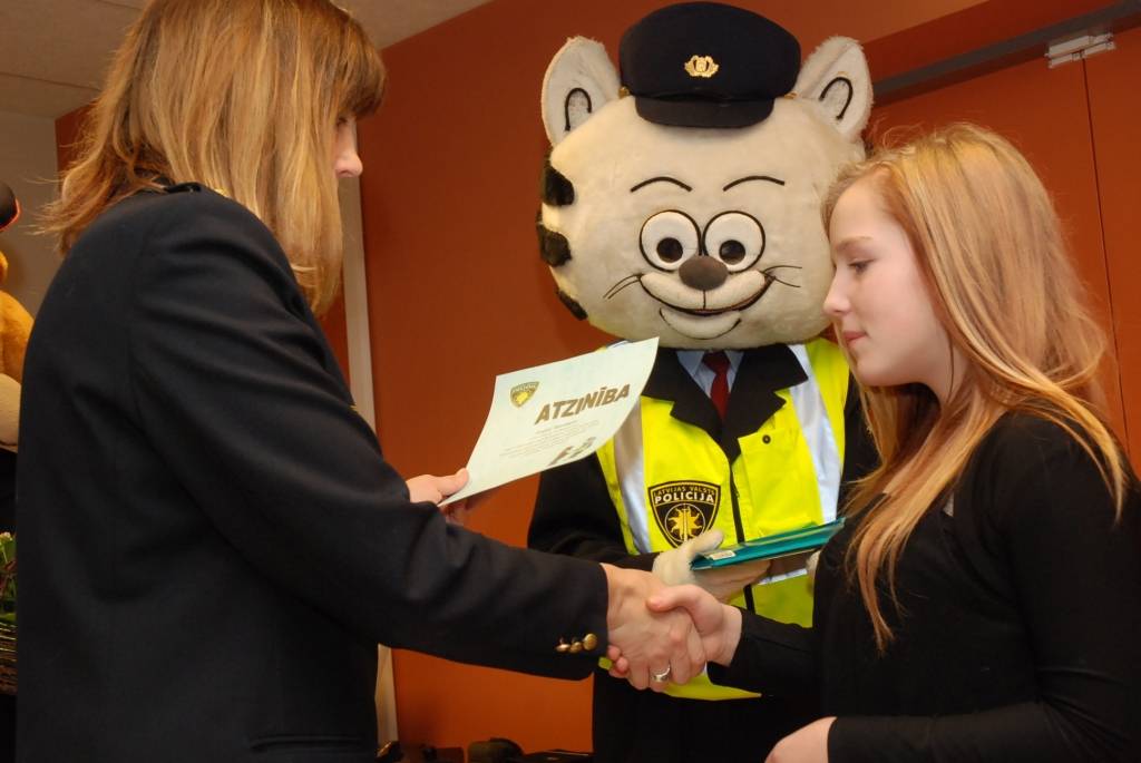 25 bērni piektdien tika sumināti kā radošā konkursa “Drošība manā valstī” uzvarētāji, un pirmo reizi Valsts policija sveica arī trīs skolas kā aktīvākās dalībnieces.
Valsts policijas Kurzemes reģiona pārvaldes vecākā inspektore Sintija...
Autors: Ilze Vainovska