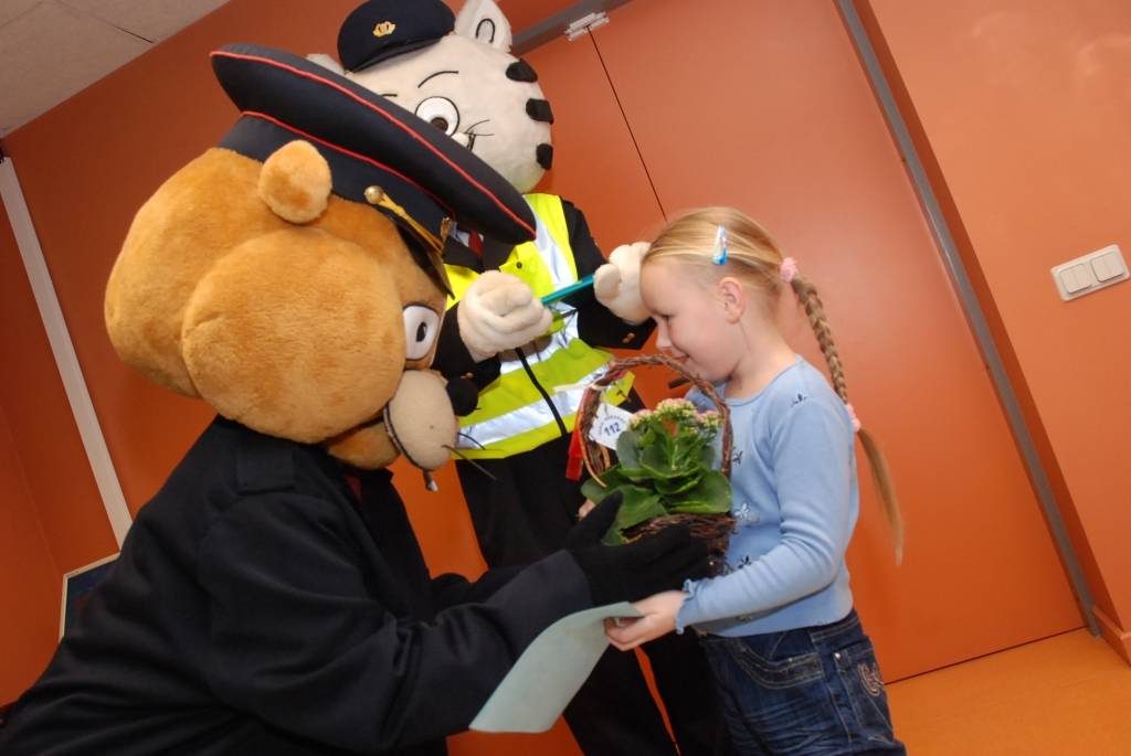 25 bērni piektdien tika sumināti kā radošā konkursa “Drošība manā valstī” uzvarētāji, un pirmo reizi Valsts policija sveica arī trīs skolas kā aktīvākās dalībnieces.
Valsts policijas Kurzemes reģiona pārvaldes vecākā inspektore Sintija...
Autors: Ilze Vainovska