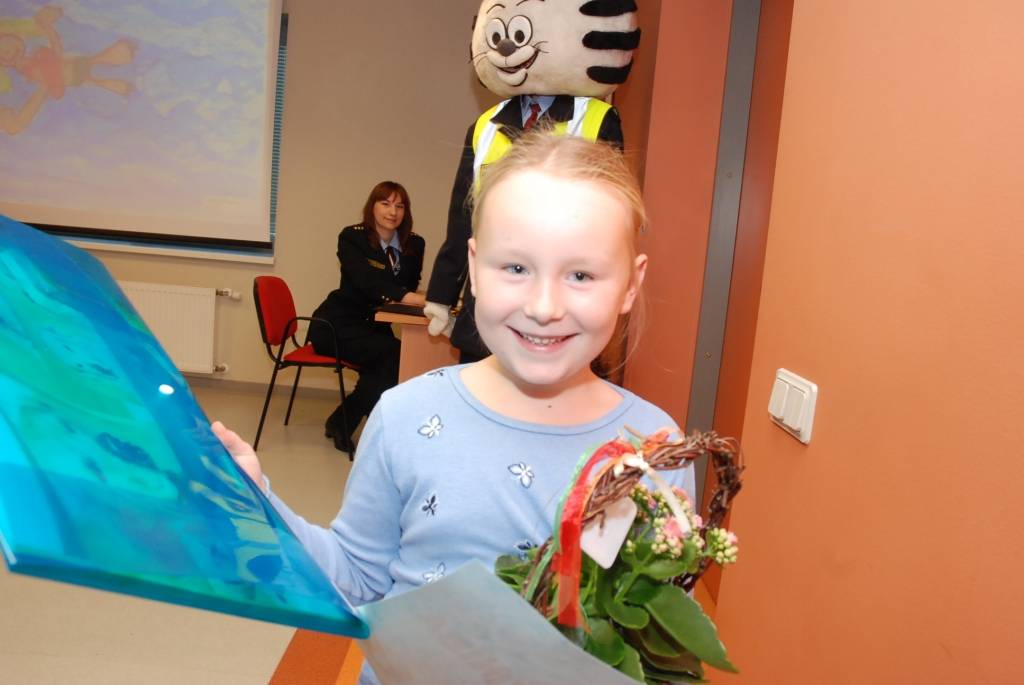 25 bērni piektdien tika sumināti kā radošā konkursa “Drošība manā valstī” uzvarētāji, un pirmo reizi Valsts policija sveica arī trīs skolas kā aktīvākās dalībnieces.
Valsts policijas Kurzemes reģiona pārvaldes vecākā inspektore Sintija...
Autors: Ilze Vainovska