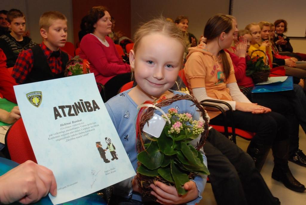 25 bērni piektdien tika sumināti kā radošā konkursa “Drošība manā valstī” uzvarētāji, un pirmo reizi Valsts policija sveica arī trīs skolas kā aktīvākās dalībnieces.
Valsts policijas Kurzemes reģiona pārvaldes vecākā inspektore Sintija...
Autors: Ilze Vainovska