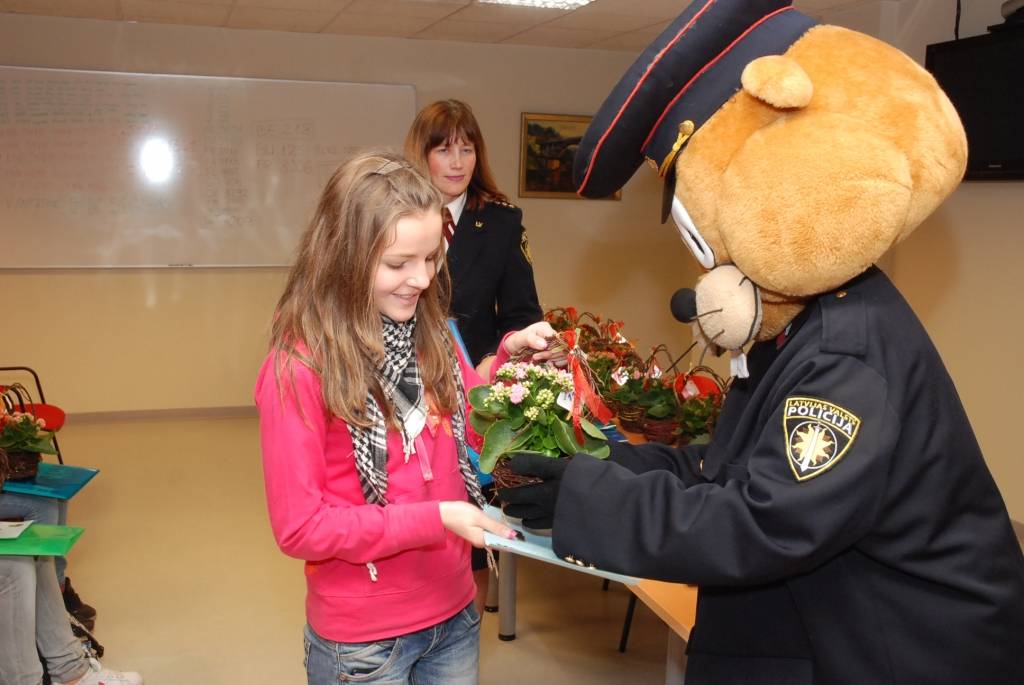 25 bērni piektdien tika sumināti kā radošā konkursa “Drošība manā valstī” uzvarētāji, un pirmo reizi Valsts policija sveica arī trīs skolas kā aktīvākās dalībnieces.
Valsts policijas Kurzemes reģiona pārvaldes vecākā inspektore Sintija...
Autors: Ilze Vainovska