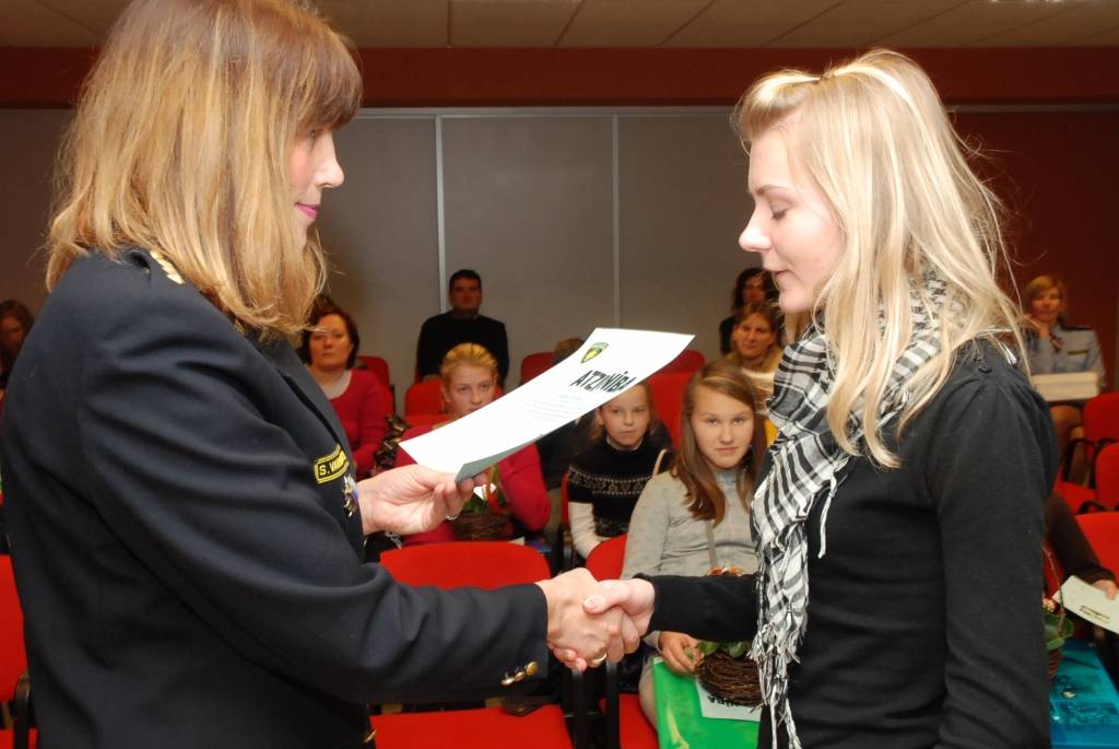 25 bērni piektdien tika sumināti kā radošā konkursa “Drošība manā valstī” uzvarētāji, un pirmo reizi Valsts policija sveica arī trīs skolas kā aktīvākās dalībnieces.
Valsts policijas Kurzemes reģiona pārvaldes vecākā inspektore Sintija...
Autors: Ilze Vainovska