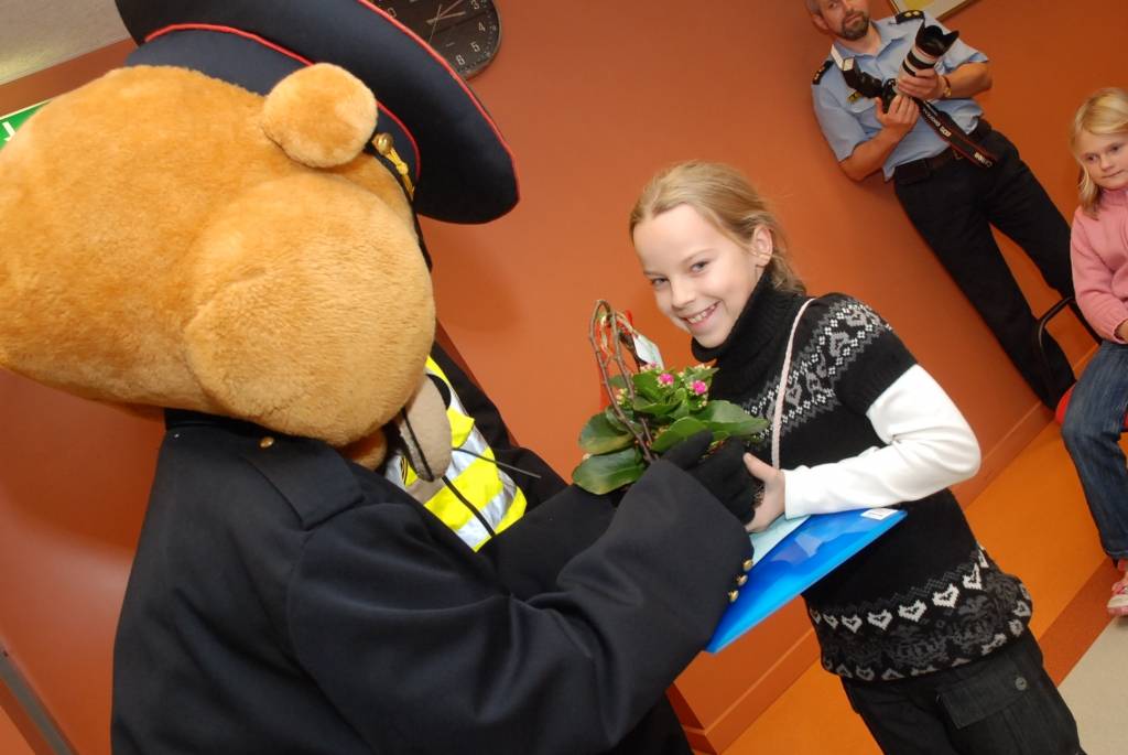 25 bērni piektdien tika sumināti kā radošā konkursa “Drošība manā valstī” uzvarētāji, un pirmo reizi Valsts policija sveica arī trīs skolas kā aktīvākās dalībnieces.
Valsts policijas Kurzemes reģiona pārvaldes vecākā inspektore Sintija...
Autors: Ilze Vainovska