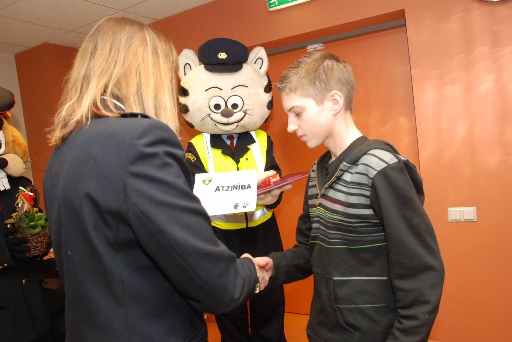 25 bērni piektdien tika sumināti kā radošā konkursa “Drošība manā valstī” uzvarētāji, un pirmo reizi Valsts policija sveica arī trīs skolas kā aktīvākās dalībnieces.
Valsts policijas Kurzemes reģiona pārvaldes vecākā inspektore Sintija...
Autors: Ilze Vainovska