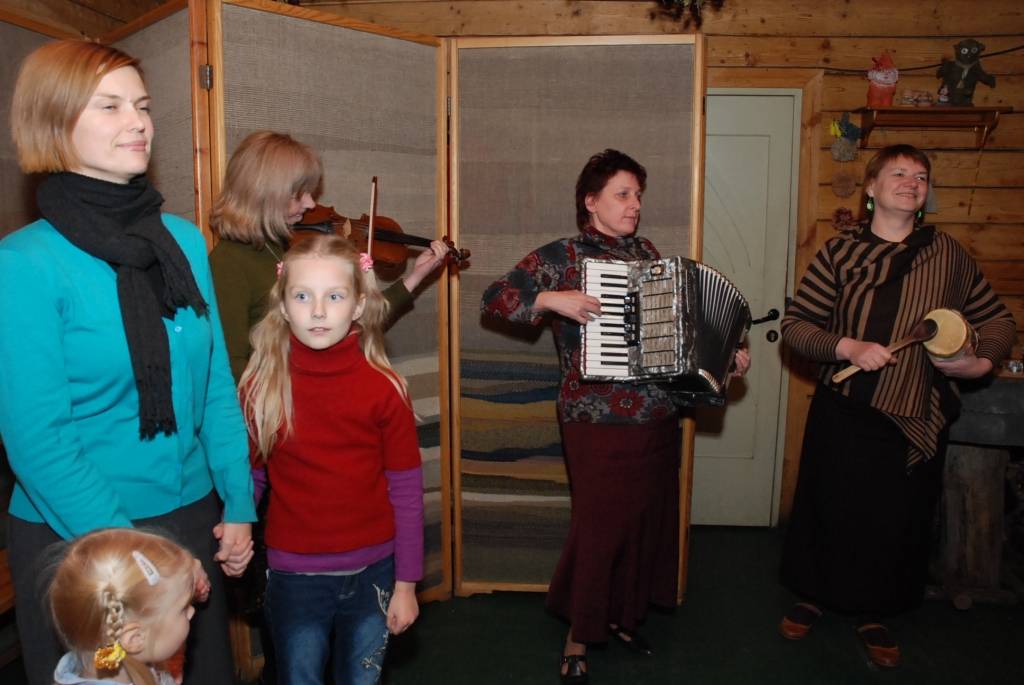 Ik ceturtdienas vakaru Liepājā, folkloras centrā “Namīns” notiek latviešu danču vakari. Tos vada Liene Križevica no folkloras draugu kopas “Baļķi”, vēlāk šajā darbā iesaistīsies arī Rucavas etnogrāfiskā ansambļa vadītāja Staņislava...
Autors: Sarmīte Štrausa