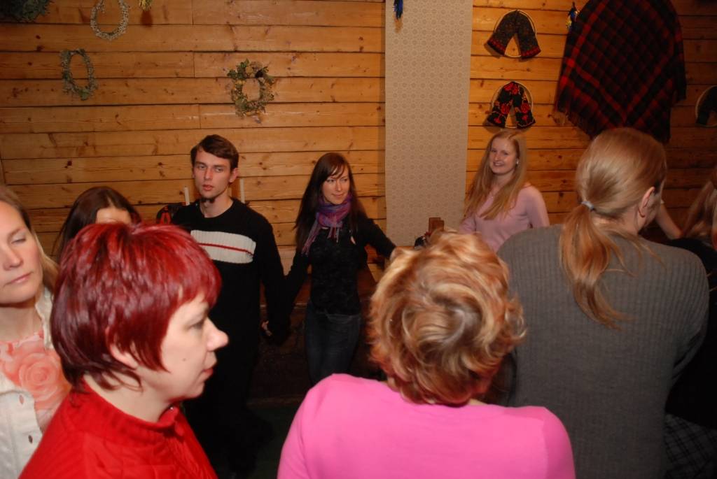Ik ceturtdienas vakaru Liepājā, folkloras centrā “Namīns” notiek latviešu danču vakari. Tos vada Liene Križevica no folkloras draugu kopas “Baļķi”, vēlāk šajā darbā iesaistīsies arī Rucavas etnogrāfiskā ansambļa vadītāja Staņislava...
Autors: Sarmīte Štrausa