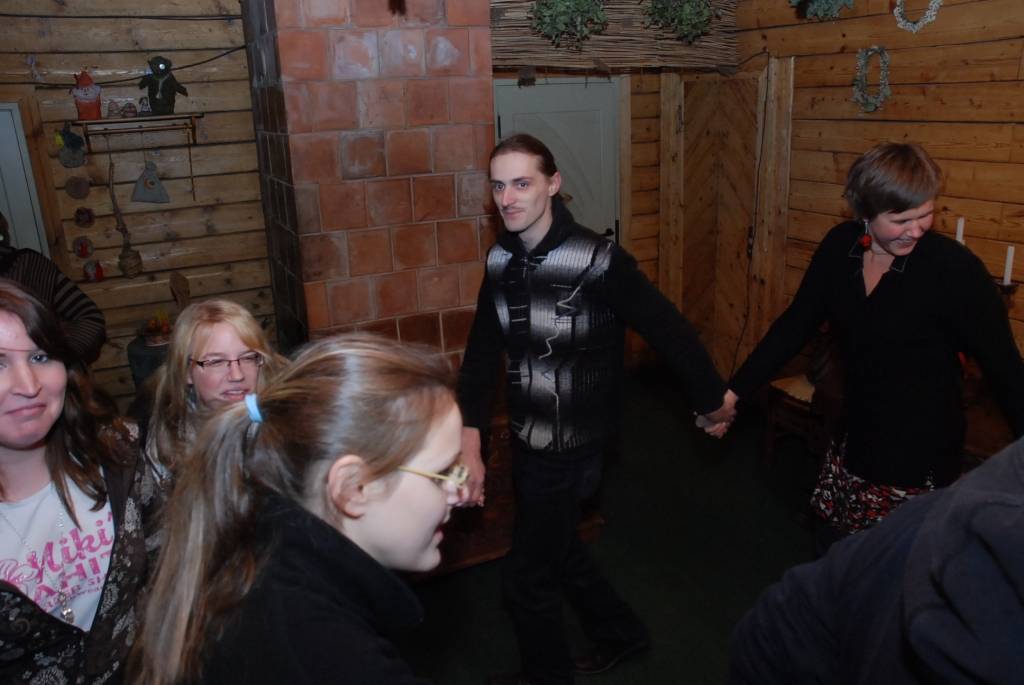 Ik ceturtdienas vakaru Liepājā, folkloras centrā “Namīns” notiek latviešu danču vakari. Tos vada Liene Križevica no folkloras draugu kopas “Baļķi”, vēlāk šajā darbā iesaistīsies arī Rucavas etnogrāfiskā ansambļa vadītāja Staņislava...
Autors: Sarmīte Štrausa