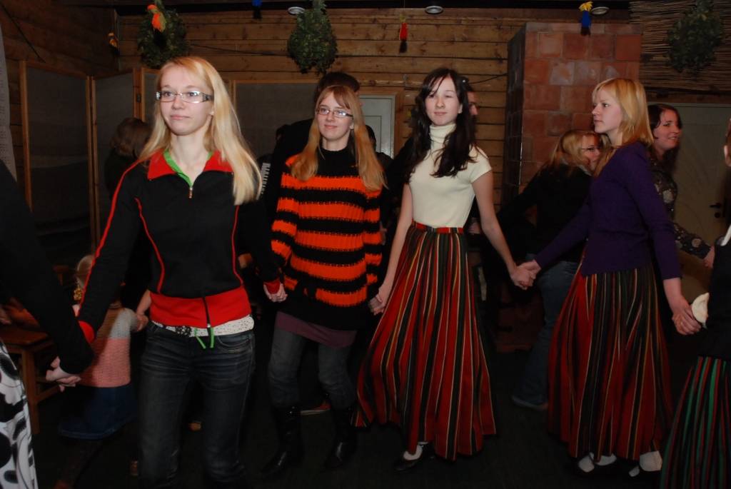 Ik ceturtdienas vakaru Liepājā, folkloras centrā “Namīns” notiek latviešu danču vakari. Tos vada Liene Križevica no folkloras draugu kopas “Baļķi”, vēlāk šajā darbā iesaistīsies arī Rucavas etnogrāfiskā ansambļa vadītāja Staņislava...
Autors: Sarmīte Štrausa