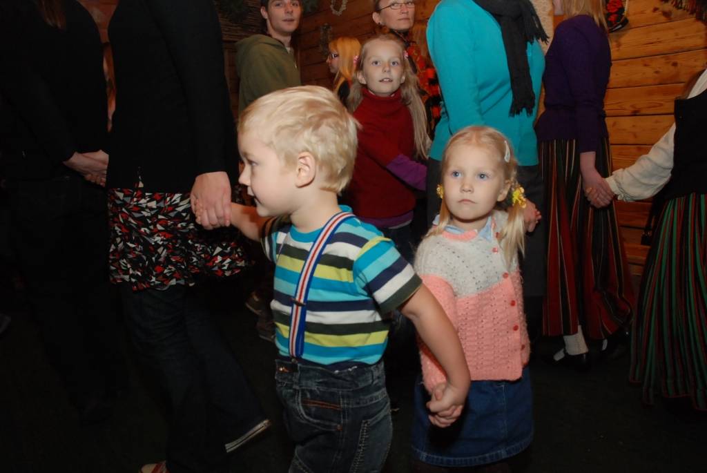 Ik ceturtdienas vakaru Liepājā, folkloras centrā “Namīns” notiek latviešu danču vakari. Tos vada Liene Križevica no folkloras draugu kopas “Baļķi”, vēlāk šajā darbā iesaistīsies arī Rucavas etnogrāfiskā ansambļa vadītāja Staņislava...
Autors: Sarmīte Štrausa