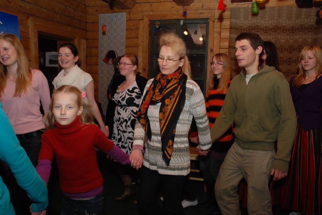 Ik ceturtdienas vakaru Liepājā, folkloras centrā “Namīns” notiek latviešu danču vakari. Tos vada Liene Križevica no folkloras draugu kopas “Baļķi”, vēlāk šajā darbā iesaistīsies arī Rucavas etnogrāfiskā ansambļa vadītāja Staņislava...
Autors: Sarmīte Štrausa