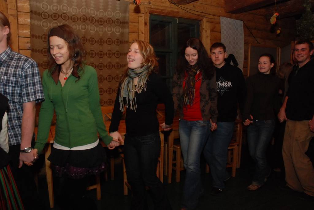 Ik ceturtdienas vakaru Liepājā, folkloras centrā “Namīns” notiek latviešu danču vakari. Tos vada Liene Križevica no folkloras draugu kopas “Baļķi”, vēlāk šajā darbā iesaistīsies arī Rucavas etnogrāfiskā ansambļa vadītāja Staņislava...
Autors: Sarmīte Štrausa
