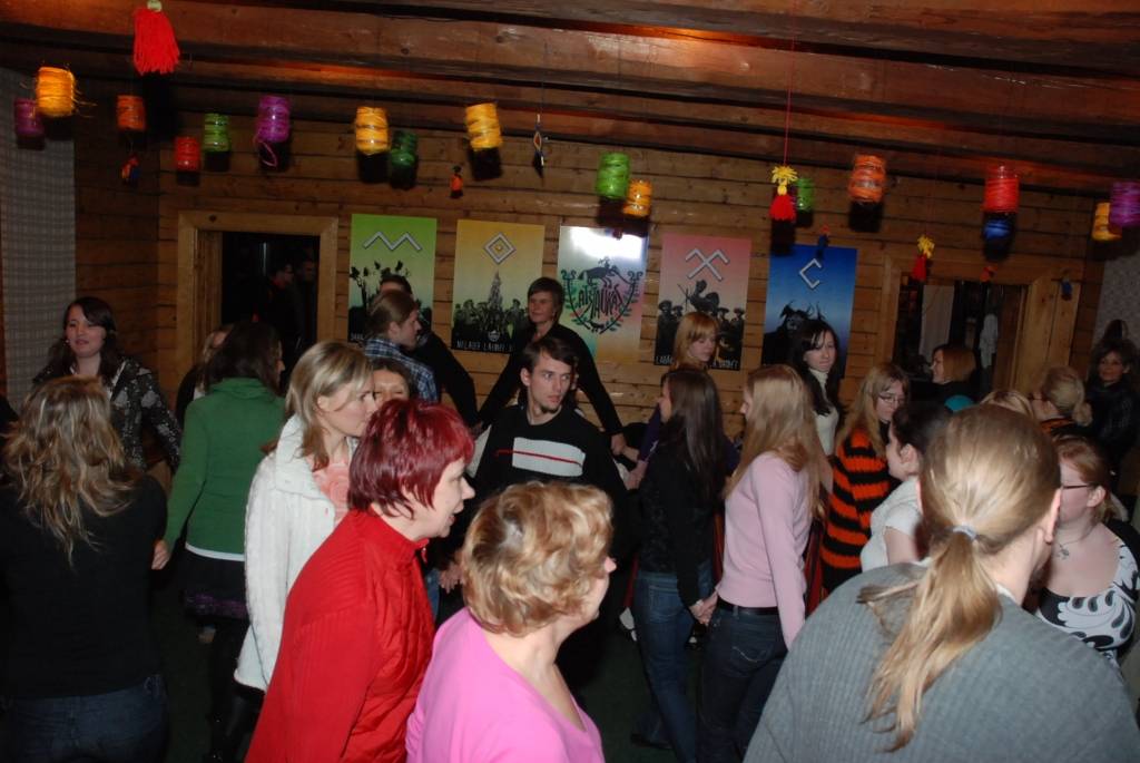 Ik ceturtdienas vakaru Liepājā, folkloras centrā “Namīns” notiek latviešu danču vakari. Tos vada Liene Križevica no folkloras draugu kopas “Baļķi”, vēlāk šajā darbā iesaistīsies arī Rucavas etnogrāfiskā ansambļa vadītāja Staņislava...
Autors: Sarmīte Štrausa