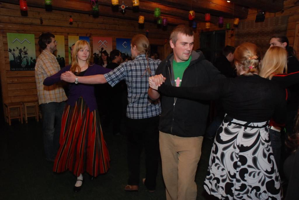 Ik ceturtdienas vakaru Liepājā, folkloras centrā “Namīns” notiek latviešu danču vakari. Tos vada Liene Križevica no folkloras draugu kopas “Baļķi”, vēlāk šajā darbā iesaistīsies arī Rucavas etnogrāfiskā ansambļa vadītāja Staņislava...
Autors: Sarmīte Štrausa