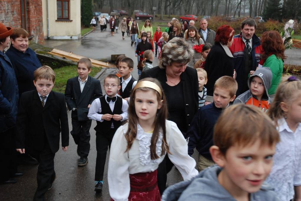 Ar koncertu un svinīgām uzrunām otrdien atklāja Virgas pamatskolas sporta zāli. Muižas saimniecības ēkas - kūts rekonstrukcija par sporta zāli izmaksāja pavisam 90 120 latus, no kuriem 55 procentus pašvaldībai iespējams atgūt, jo projekts...
Autors: Ilze Vainovska