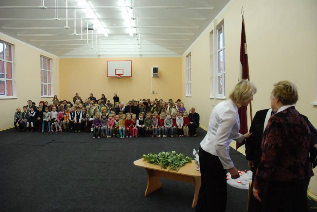 Ar koncertu un svinīgām uzrunām otrdien atklāja Virgas pamatskolas sporta zāli. Muižas saimniecības ēkas - kūts rekonstrukcija par sporta zāli izmaksāja pavisam 90 120 latus, no kuriem 55 procentus pašvaldībai iespējams atgūt, jo projekts...
Autors: Ilze Vainovska