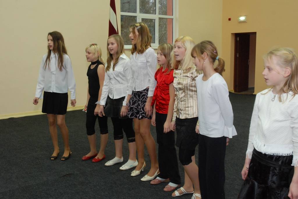Ar koncertu un svinīgām uzrunām otrdien atklāja Virgas pamatskolas sporta zāli. Muižas saimniecības ēkas - kūts rekonstrukcija par sporta zāli izmaksāja pavisam 90 120 latus, no kuriem 55 procentus pašvaldībai iespējams atgūt, jo projekts...
Autors: Ilze Vainovska
