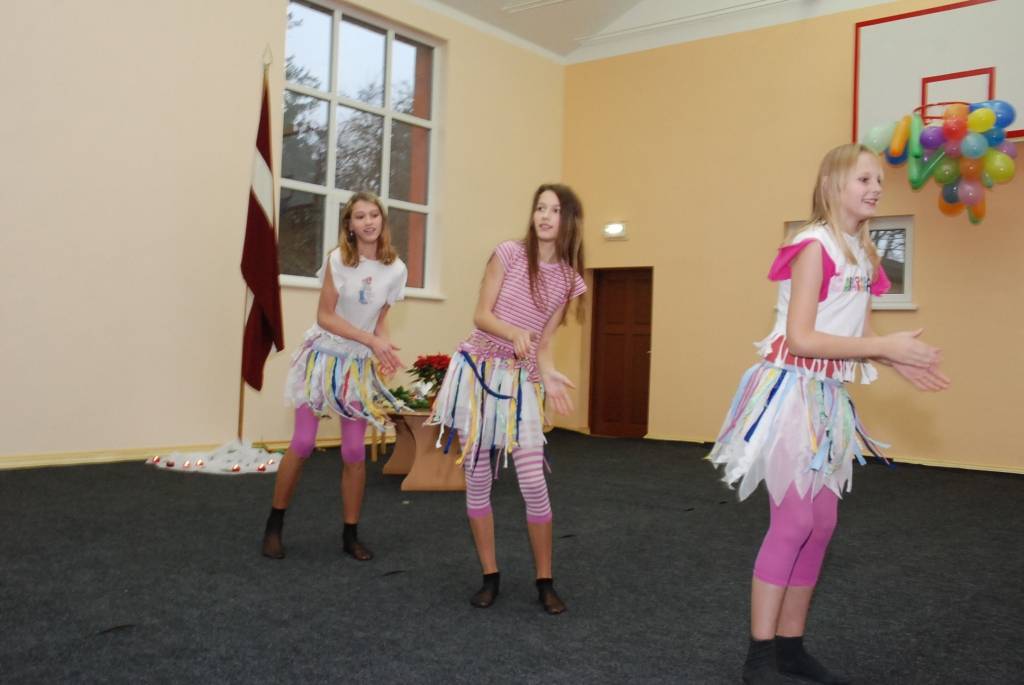 Ar koncertu un svinīgām uzrunām otrdien atklāja Virgas pamatskolas sporta zāli. Muižas saimniecības ēkas - kūts rekonstrukcija par sporta zāli izmaksāja pavisam 90 120 latus, no kuriem 55 procentus pašvaldībai iespējams atgūt, jo projekts...
Autors: Ilze Vainovska