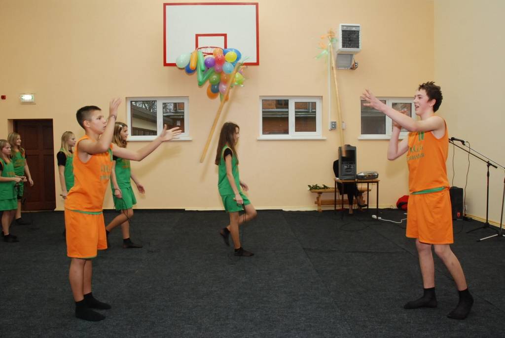 Ar koncertu un svinīgām uzrunām otrdien atklāja Virgas pamatskolas sporta zāli. Muižas saimniecības ēkas - kūts rekonstrukcija par sporta zāli izmaksāja pavisam 90 120 latus, no kuriem 55 procentus pašvaldībai iespējams atgūt, jo projekts...
Autors: Ilze Vainovska