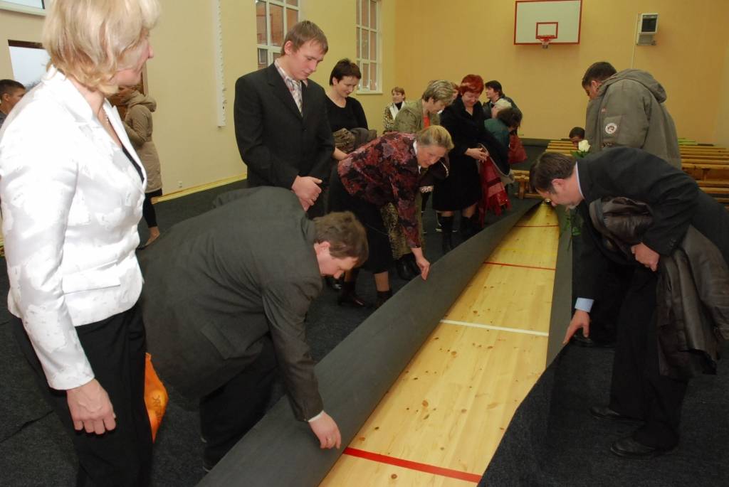 Ar koncertu un svinīgām uzrunām otrdien atklāja Virgas pamatskolas sporta zāli. Muižas saimniecības ēkas - kūts rekonstrukcija par sporta zāli izmaksāja pavisam 90 120 latus, no kuriem 55 procentus pašvaldībai iespējams atgūt, jo projekts...
Autors: Ilze Vainovska
