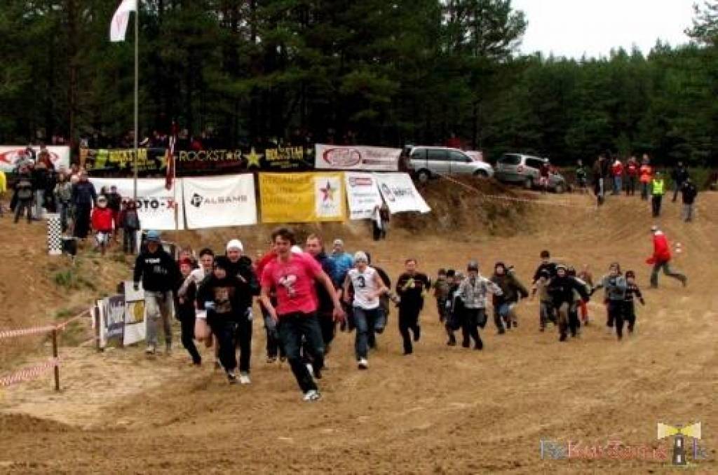 Vairāk nekā 80 sportistu Jūrkalnē piedalījās grobiņnieka Laura Freiberga rīkotājā motokrosā "Dzintarkrasta kauss". Nākamās sacensības paredzētas 5. decembrī Ventspils rajonā Zirās, Apfelbauma mototrasē.
Autors: Uldis Dobelis