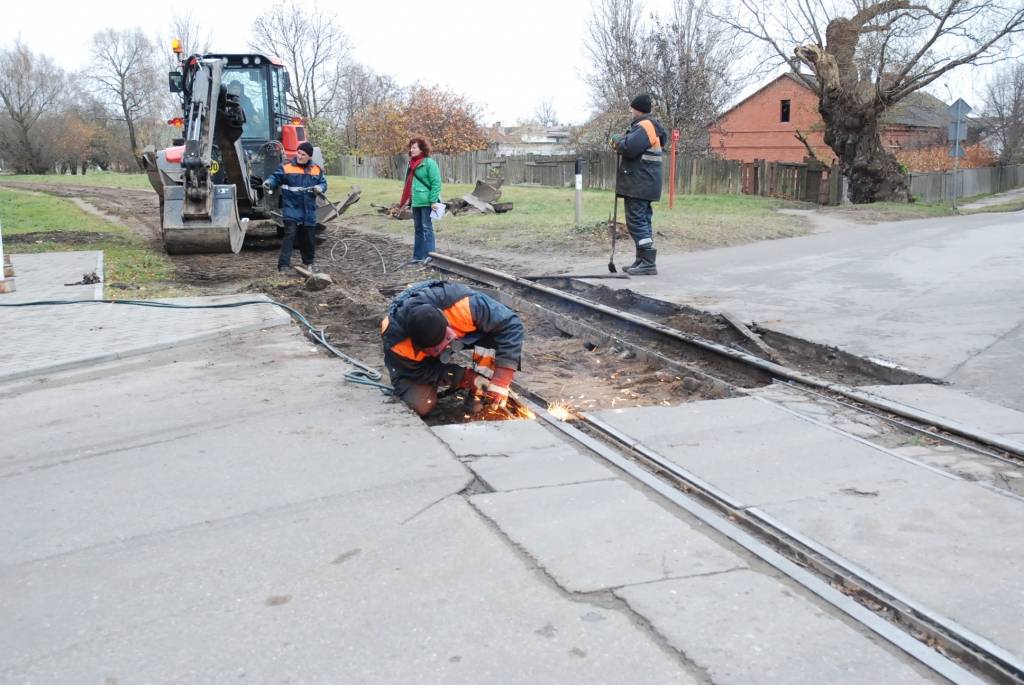 Jau pērn pašvaldība vērsusies pie "Latvijas dzelzceļa" ar lūgumu demontēt pusotra kilometra garo dzelzceļa posmu, ko ieriekš izmantoja "sērkociņfabrika" un citi uzņēmumi. Tā tehniskais stāvoklis bija tik slikts, ka bija nepieciešams veikt...
Autors: Ilze Vainovska