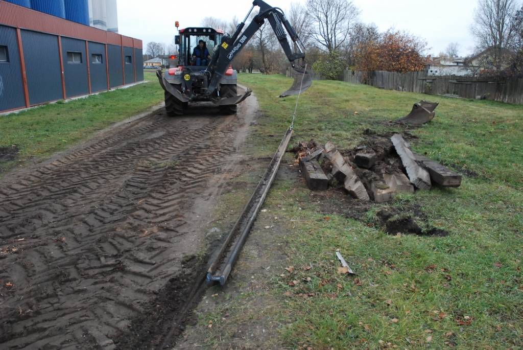 Jau pērn pašvaldība vērsusies pie "Latvijas dzelzceļa" ar lūgumu demontēt pusotra kilometra garo dzelzceļa posmu, ko ieriekš izmantoja "sērkociņfabrika" un citi uzņēmumi. Tā tehniskais stāvoklis bija tik slikts, ka bija nepieciešams veikt...
Autors: Ilze Vainovska