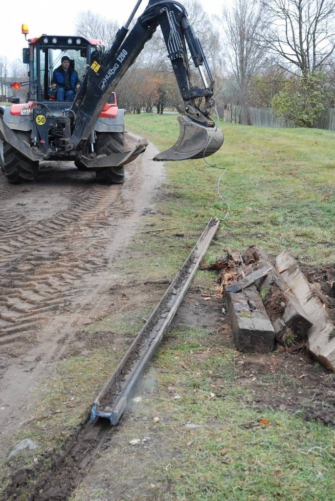 Jau pērn pašvaldība vērsusies pie "Latvijas dzelzceļa" ar lūgumu demontēt pusotra kilometra garo dzelzceļa posmu, ko ieriekš izmantoja "sērkociņfabrika" un citi uzņēmumi. Tā tehniskais stāvoklis bija tik slikts, ka bija nepieciešams veikt...
Autors: Ilze Vainovska