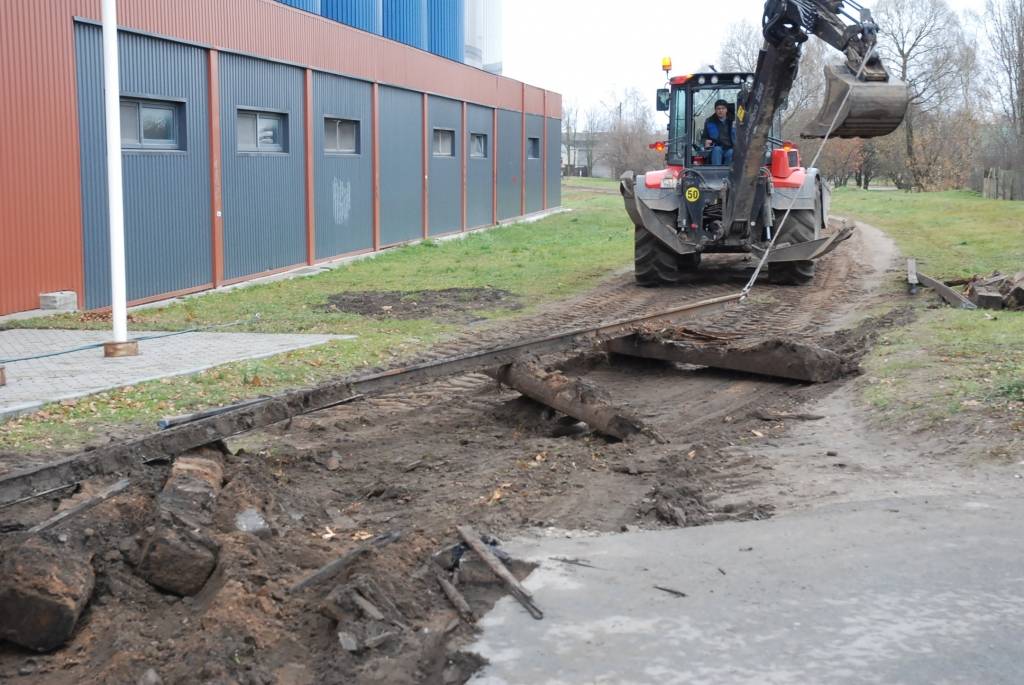 Jau pērn pašvaldība vērsusies pie "Latvijas dzelzceļa" ar lūgumu demontēt pusotra kilometra garo dzelzceļa posmu, ko ieriekš izmantoja "sērkociņfabrika" un citi uzņēmumi. Tā tehniskais stāvoklis bija tik slikts, ka bija nepieciešams veikt...
Autors: Ilze Vainovska