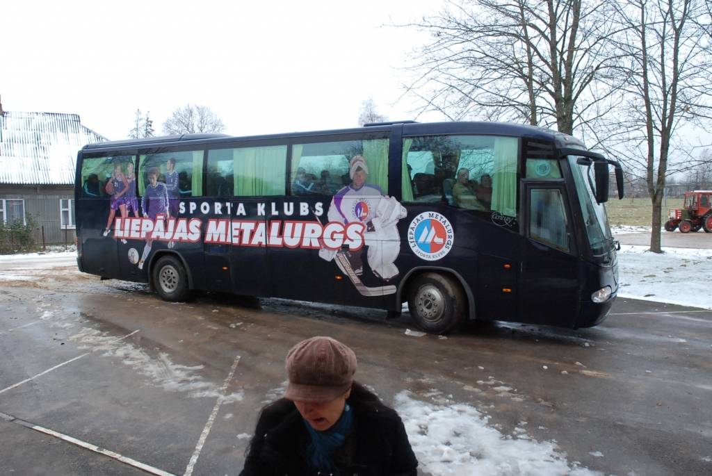 Vaiņodes vidusskolā piektdien viesojās čempionvienība "Liepājas metalurgs" - uzdāvināja sporta kluba grāmatas, čempionu krekliņus un bumbu ar autgrāfiem. Pēc iepazīšanās laukumā devās čempioni un Vaiņodes vidusskolas puišu komanda, lai...
Autors: Ilze Vainovska