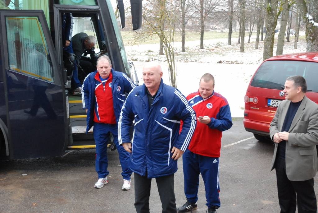 Vaiņodes vidusskolā piektdien viesojās čempionvienība "Liepājas metalurgs" - uzdāvināja sporta kluba grāmatas, čempionu krekliņus un bumbu ar autgrāfiem. Pēc iepazīšanās laukumā devās čempioni un Vaiņodes vidusskolas puišu komanda, lai...
Autors: Ilze Vainovska