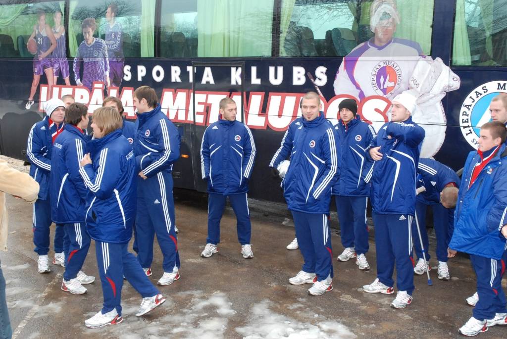 Vaiņodes vidusskolā piektdien viesojās čempionvienība "Liepājas metalurgs" - uzdāvināja sporta kluba grāmatas, čempionu krekliņus un bumbu ar autgrāfiem. Pēc iepazīšanās laukumā devās čempioni un Vaiņodes vidusskolas puišu komanda, lai...
Autors: Ilze Vainovska