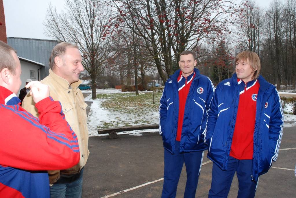 Vaiņodes vidusskolā piektdien viesojās čempionvienība "Liepājas metalurgs" - uzdāvināja sporta kluba grāmatas, čempionu krekliņus un bumbu ar autgrāfiem. Pēc iepazīšanās laukumā devās čempioni un Vaiņodes vidusskolas puišu komanda, lai...
Autors: Ilze Vainovska