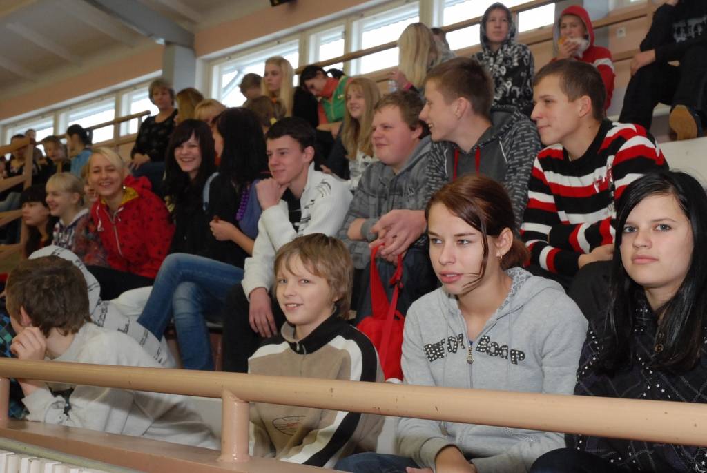 Vaiņodes vidusskolā piektdien viesojās čempionvienība "Liepājas metalurgs" - uzdāvināja sporta kluba grāmatas, čempionu krekliņus un bumbu ar autgrāfiem. Pēc iepazīšanās laukumā devās čempioni un Vaiņodes vidusskolas puišu komanda, lai...
Autors: Ilze Vainovska