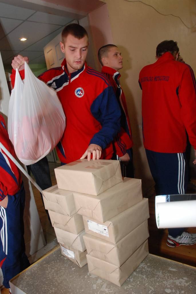 Vaiņodes vidusskolā piektdien viesojās čempionvienība "Liepājas metalurgs" - uzdāvināja sporta kluba grāmatas, čempionu krekliņus un bumbu ar autgrāfiem. Pēc iepazīšanās laukumā devās čempioni un Vaiņodes vidusskolas puišu komanda, lai...
Autors: Ilze Vainovska