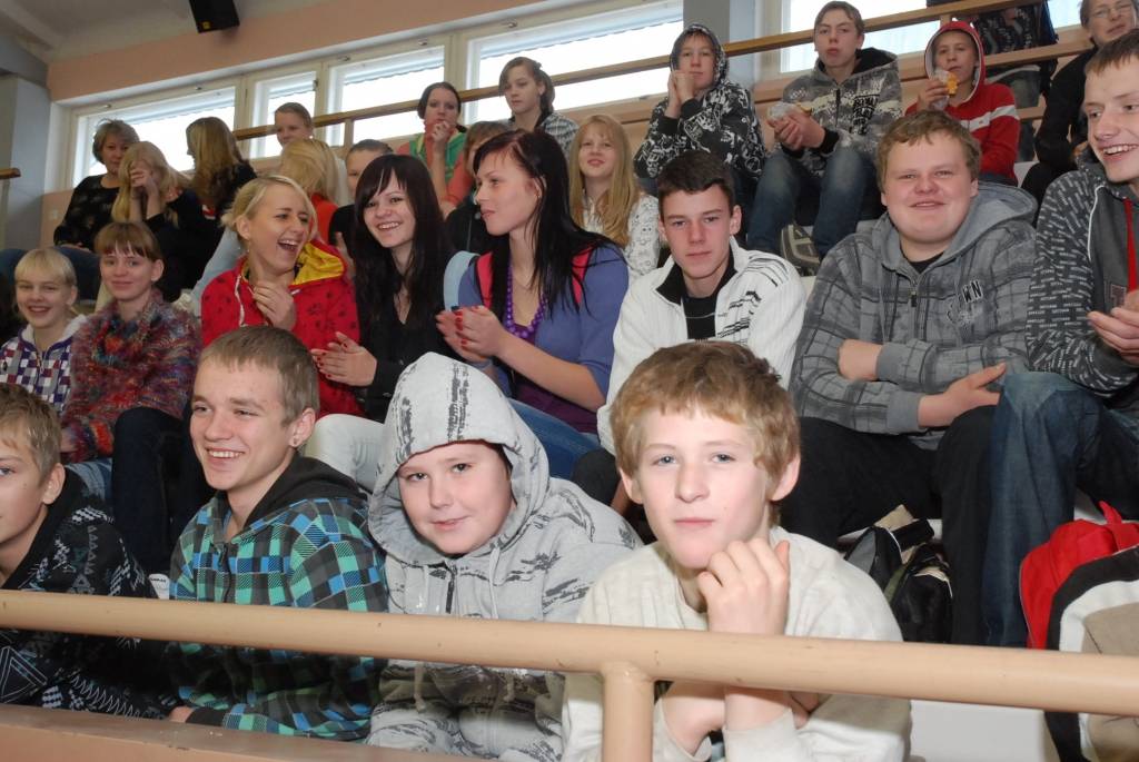 Vaiņodes vidusskolā piektdien viesojās čempionvienība "Liepājas metalurgs" - uzdāvināja sporta kluba grāmatas, čempionu krekliņus un bumbu ar autgrāfiem. Pēc iepazīšanās laukumā devās čempioni un Vaiņodes vidusskolas puišu komanda, lai...
Autors: Ilze Vainovska