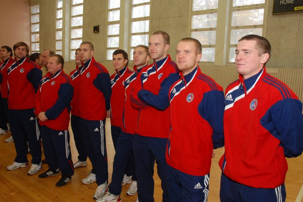 Vaiņodes vidusskolā piektdien viesojās čempionvienība "Liepājas metalurgs" - uzdāvināja sporta kluba grāmatas, čempionu krekliņus un bumbu ar autgrāfiem. Pēc iepazīšanās laukumā devās čempioni un Vaiņodes vidusskolas puišu komanda, lai...
Autors: Ilze Vainovska