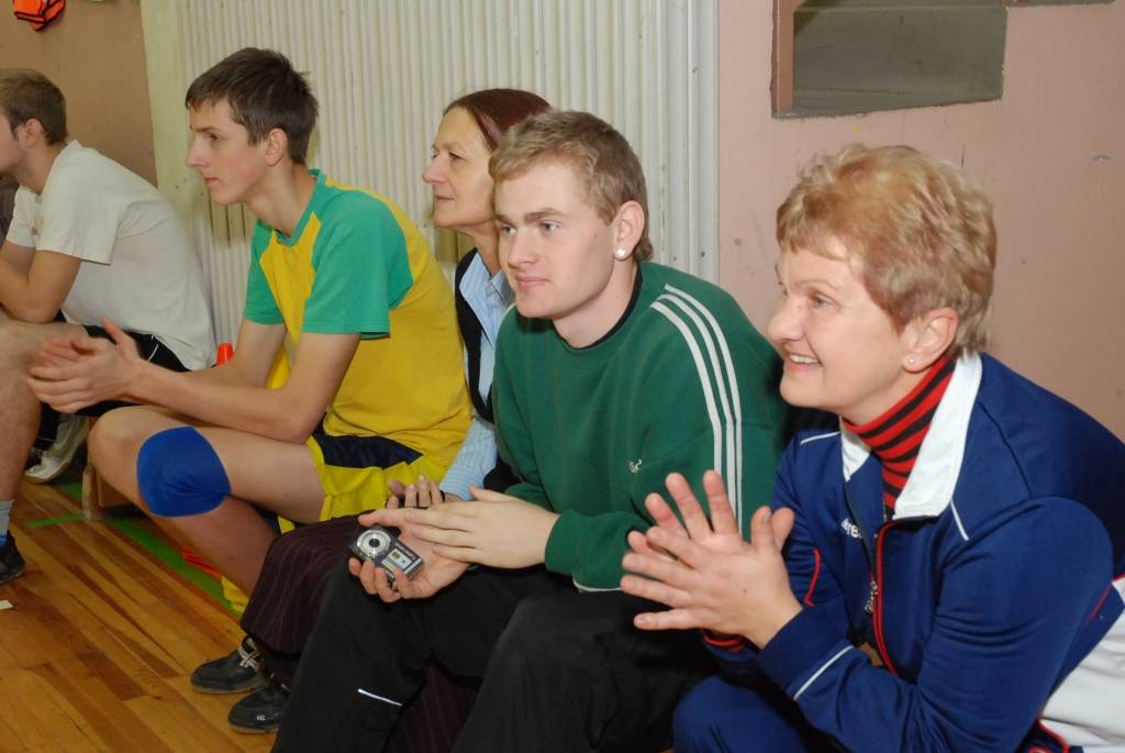 Vaiņodes vidusskolā piektdien viesojās čempionvienība "Liepājas metalurgs" - uzdāvināja sporta kluba grāmatas, čempionu krekliņus un bumbu ar autgrāfiem. Pēc iepazīšanās laukumā devās čempioni un Vaiņodes vidusskolas puišu komanda, lai...
Autors: Ilze Vainovska