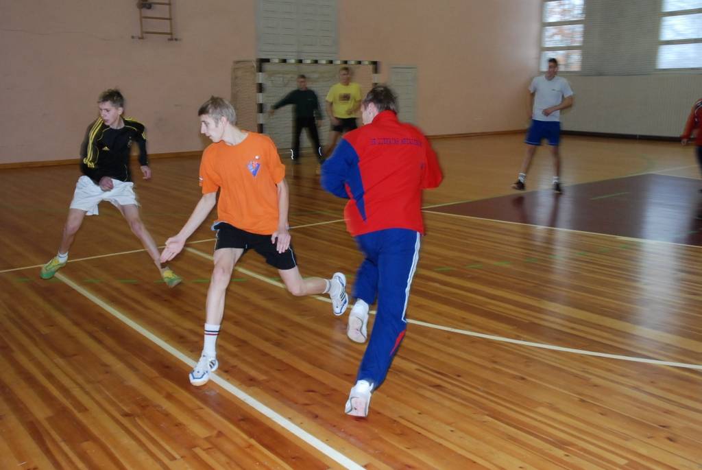 Vaiņodes vidusskolā piektdien viesojās čempionvienība "Liepājas metalurgs" - uzdāvināja sporta kluba grāmatas, čempionu krekliņus un bumbu ar autgrāfiem. Pēc iepazīšanās laukumā devās čempioni un Vaiņodes vidusskolas puišu komanda, lai...
Autors: Ilze Vainovska