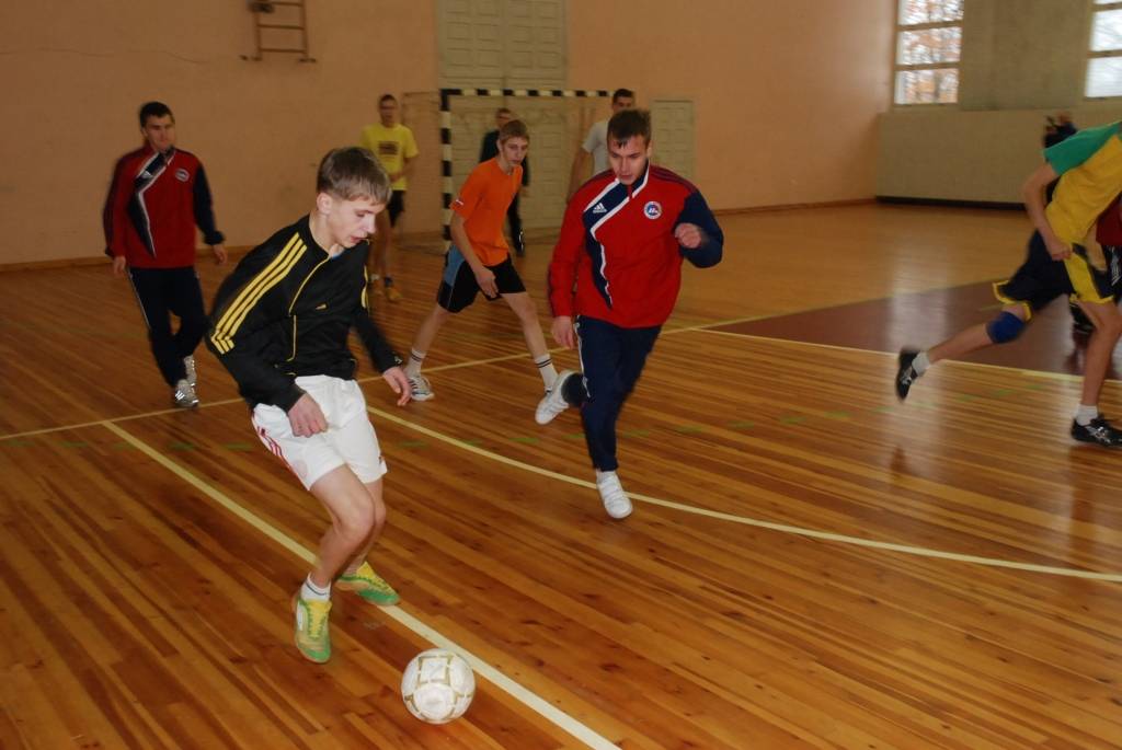 Vaiņodes vidusskolā piektdien viesojās čempionvienība "Liepājas metalurgs" - uzdāvināja sporta kluba grāmatas, čempionu krekliņus un bumbu ar autgrāfiem. Pēc iepazīšanās laukumā devās čempioni un Vaiņodes vidusskolas puišu komanda, lai...
Autors: Ilze Vainovska