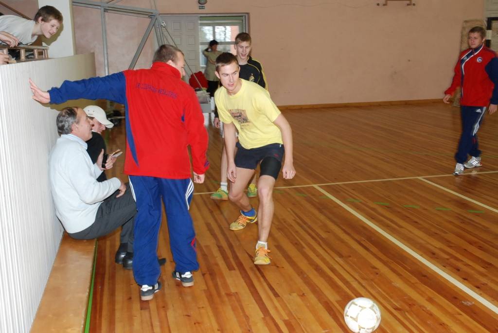 Vaiņodes vidusskolā piektdien viesojās čempionvienība "Liepājas metalurgs" - uzdāvināja sporta kluba grāmatas, čempionu krekliņus un bumbu ar autgrāfiem. Pēc iepazīšanās laukumā devās čempioni un Vaiņodes vidusskolas puišu komanda, lai...
Autors: Ilze Vainovska