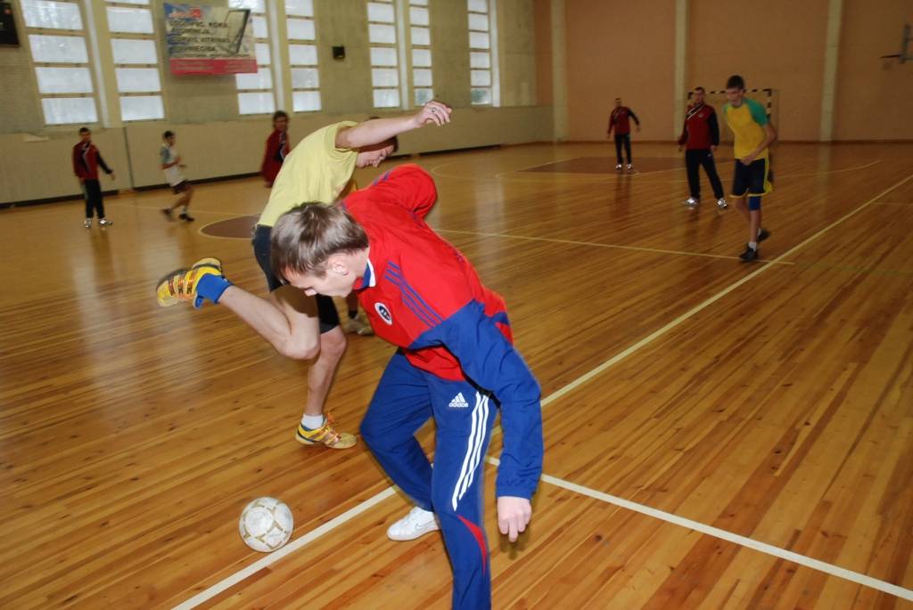 Vaiņodes vidusskolā piektdien viesojās čempionvienība "Liepājas metalurgs" - uzdāvināja sporta kluba grāmatas, čempionu krekliņus un bumbu ar autgrāfiem. Pēc iepazīšanās laukumā devās čempioni un Vaiņodes vidusskolas puišu komanda, lai...
Autors: Ilze Vainovska