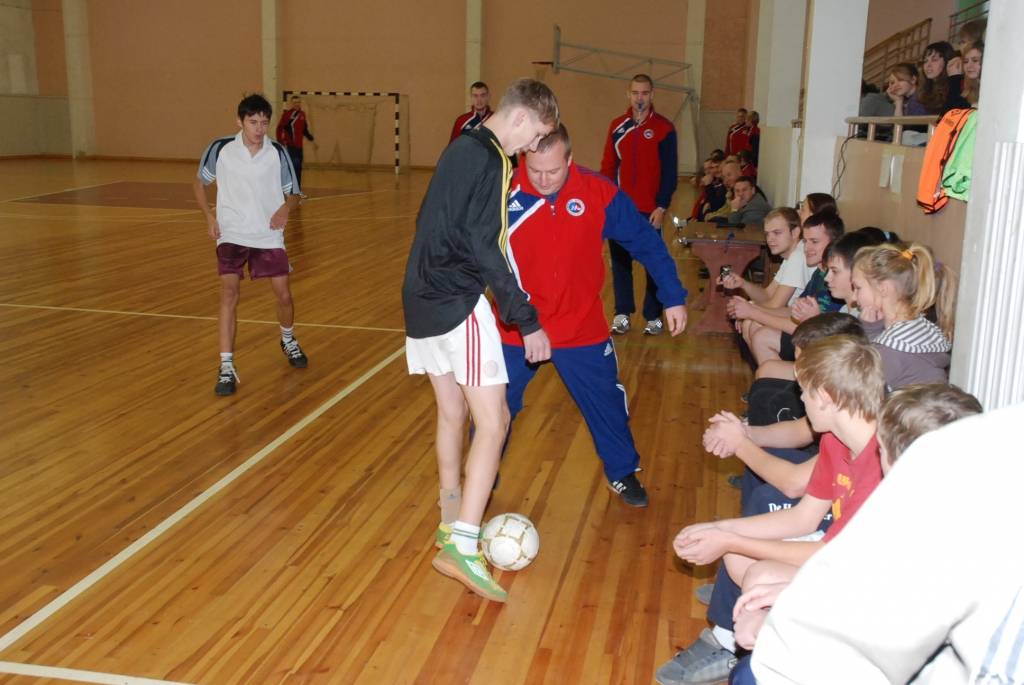 Vaiņodes vidusskolā piektdien viesojās čempionvienība "Liepājas metalurgs" - uzdāvināja sporta kluba grāmatas, čempionu krekliņus un bumbu ar autgrāfiem. Pēc iepazīšanās laukumā devās čempioni un Vaiņodes vidusskolas puišu komanda, lai...
Autors: Ilze Vainovska