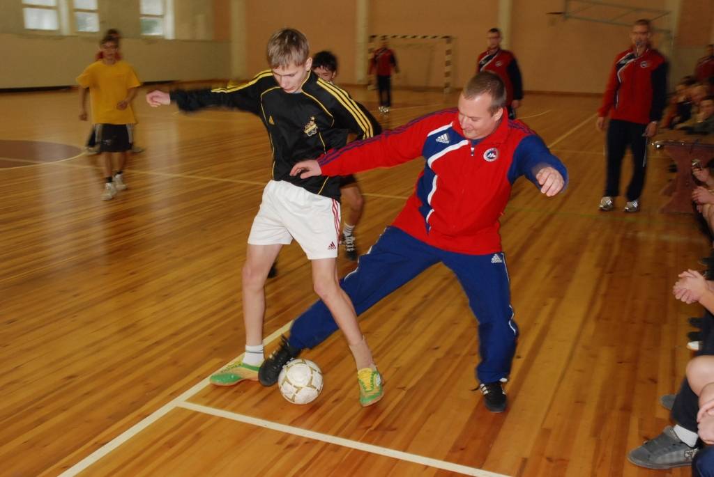 Vaiņodes vidusskolā piektdien viesojās čempionvienība "Liepājas metalurgs" - uzdāvināja sporta kluba grāmatas, čempionu krekliņus un bumbu ar autgrāfiem. Pēc iepazīšanās laukumā devās čempioni un Vaiņodes vidusskolas puišu komanda, lai...
Autors: Ilze Vainovska