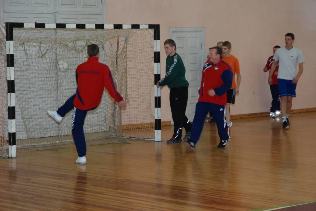 Vaiņodes vidusskolā piektdien viesojās čempionvienība "Liepājas metalurgs" - uzdāvināja sporta kluba grāmatas, čempionu krekliņus un bumbu ar autgrāfiem. Pēc iepazīšanās laukumā devās čempioni un Vaiņodes vidusskolas puišu komanda, lai...
Autors: Ilze Vainovska