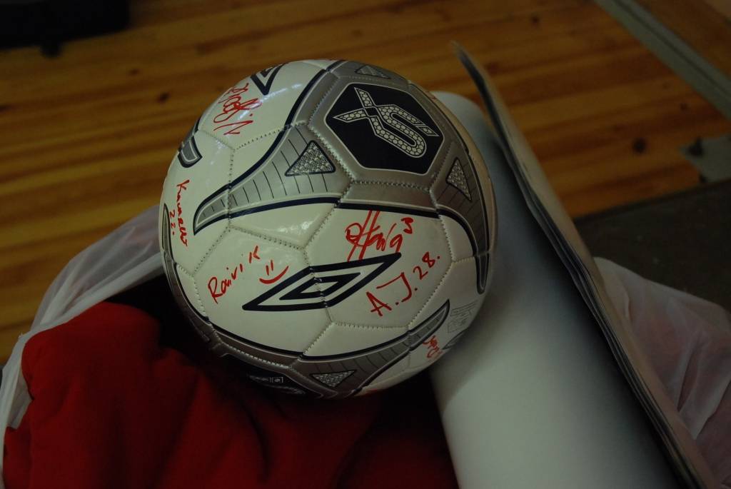 Vaiņodes vidusskolā piektdien viesojās čempionvienība "Liepājas metalurgs" - uzdāvināja sporta kluba grāmatas, čempionu krekliņus un bumbu ar autgrāfiem. Pēc iepazīšanās laukumā devās čempioni un Vaiņodes vidusskolas puišu komanda, lai...
Autors: Ilze Vainovska