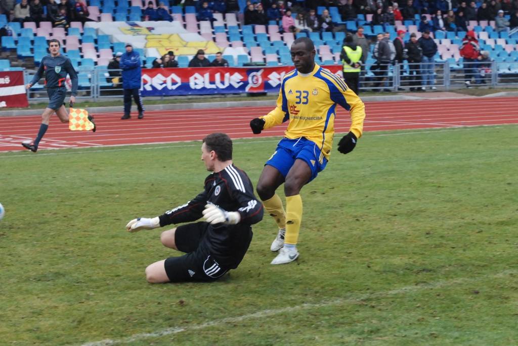 Latvijas futbola čempionāta - "LMT Virslīgas" - mačā svētdien klubs "Liepājas metalurgs" savā laukumā cīnījās neizšķirti 1:1 (0:1) ar pēdējo trīs sezonu valsts čempionvienību "Ventspils", jau priekšpēdējā spēļu kārtā nodrošinot Latvijas...