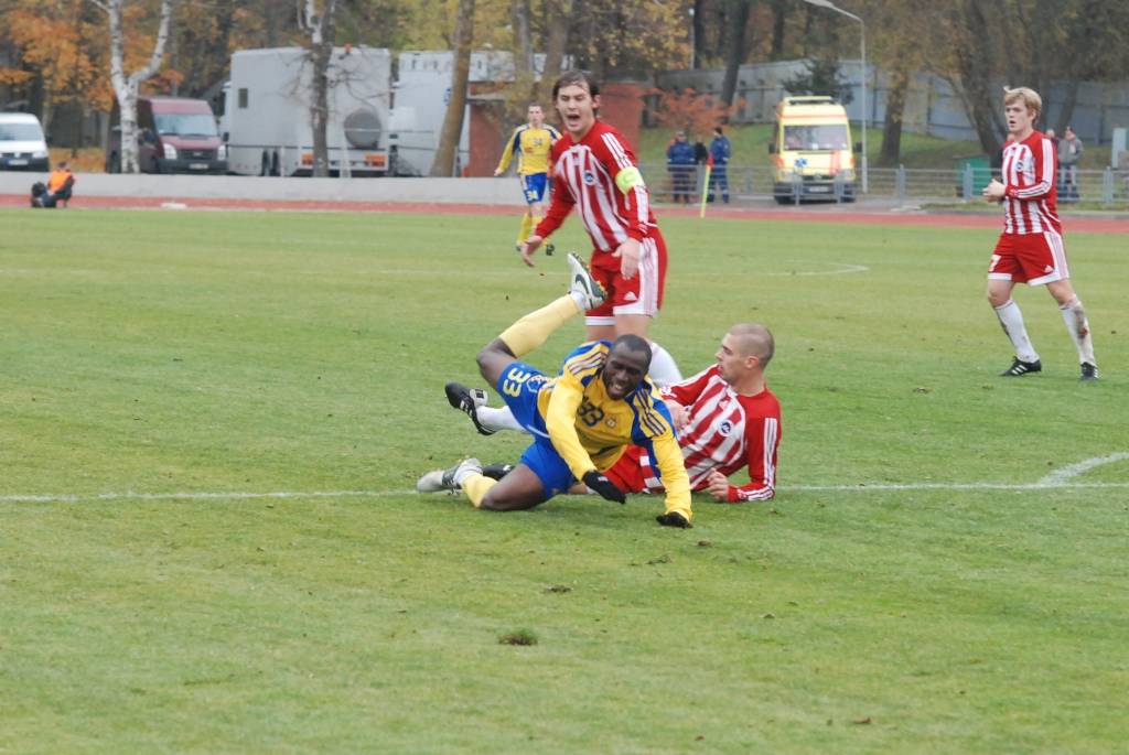 Latvijas futbola čempionāta - "LMT Virslīgas" - mačā svētdien klubs "Liepājas metalurgs" savā laukumā cīnījās neizšķirti 1:1 (0:1) ar pēdējo trīs sezonu valsts čempionvienību "Ventspils", jau priekšpēdējā spēļu kārtā nodrošinot Latvijas...