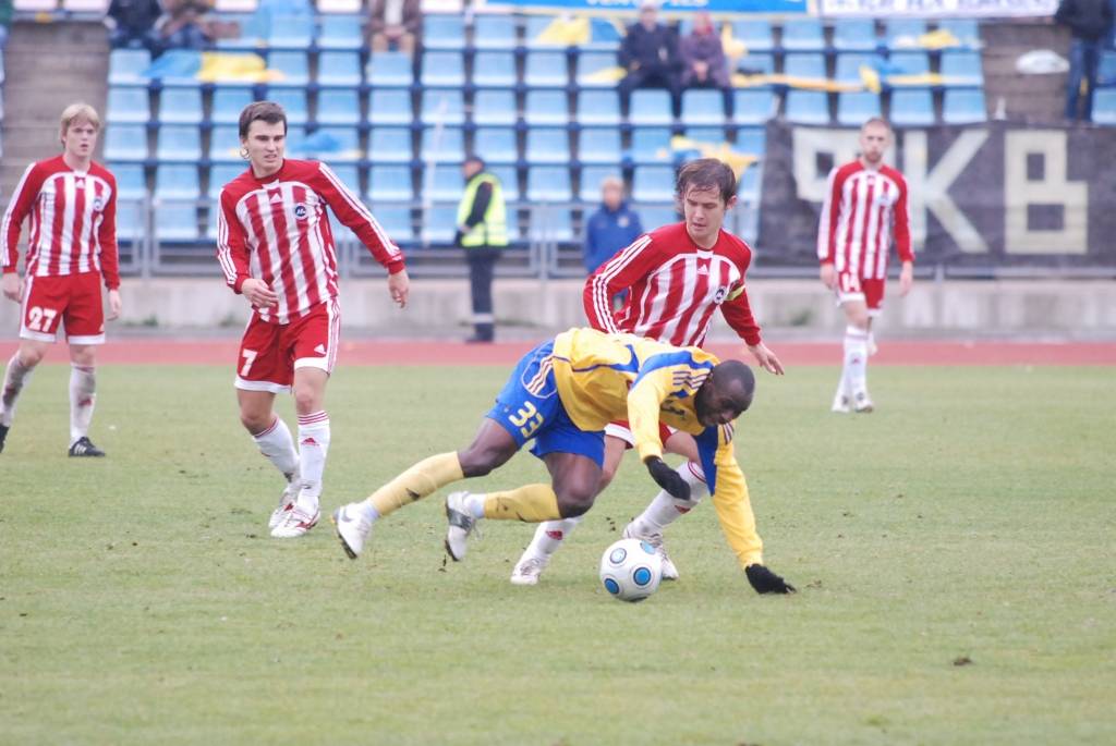 Latvijas futbola čempionāta - "LMT Virslīgas" - mačā svētdien klubs "Liepājas metalurgs" savā laukumā cīnījās neizšķirti 1:1 (0:1) ar pēdējo trīs sezonu valsts čempionvienību "Ventspils", jau priekšpēdējā spēļu kārtā nodrošinot Latvijas...